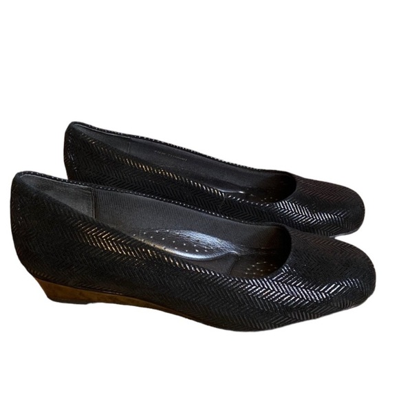 Trotters Black Wedged Round Toe Comfort Slip On Shoes Size 7.5 - Picture 1 of 15
